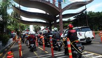 Wisatawan yang berkendara tampak antri memasuki kawasan TMII