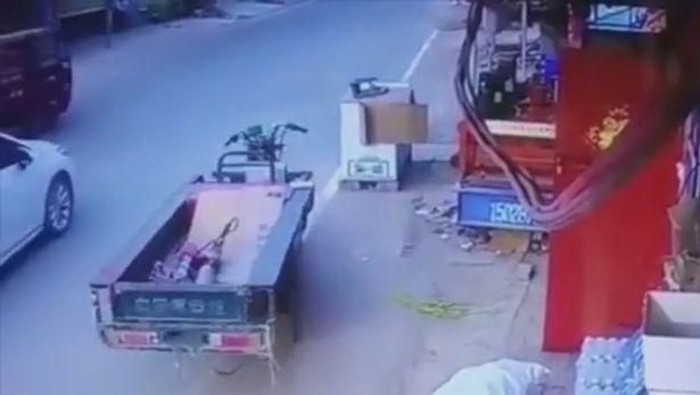 Motor Roda Tiga Tiba-tiba Jalan Sendiri, Sampai Tabrak Mobil Lain