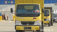 Jokowi kembali menggunakan kendaraan unik dalam peresmian pengoperasian jalan tol. Setelah mobil offroad, bus, mobil listrik dan dump truck, kali ini giliran si kepala kuning truk colt diesel yang ditungganginya. Foto: Dok. Sekretariat Kabinet/Biro Pers Setpres