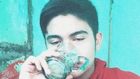 Ya ampun.. Minum segelas air putih aja gayanya kaya orang udah minum bergelas-gelas bir, ya. Ada ada aja, deh.  Foto: Instagram @umayshahab