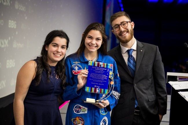 Alyssa pun tidak bersekolah seperti remaja 17 tahun kebanyakan. Apalagi dibanding dengan belajar jadi astronaut kehidupan sekolah tampak lebih membosankan baginya. Foto: Twitter Alyssa Carson