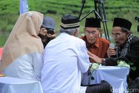 Puluhan Pasang Tunawisma Nikah Massal di Pinggir Danau Pangalengan