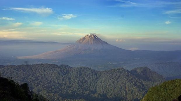 pemandangan  Gunung Sinabung dari Gunung Sibayaks