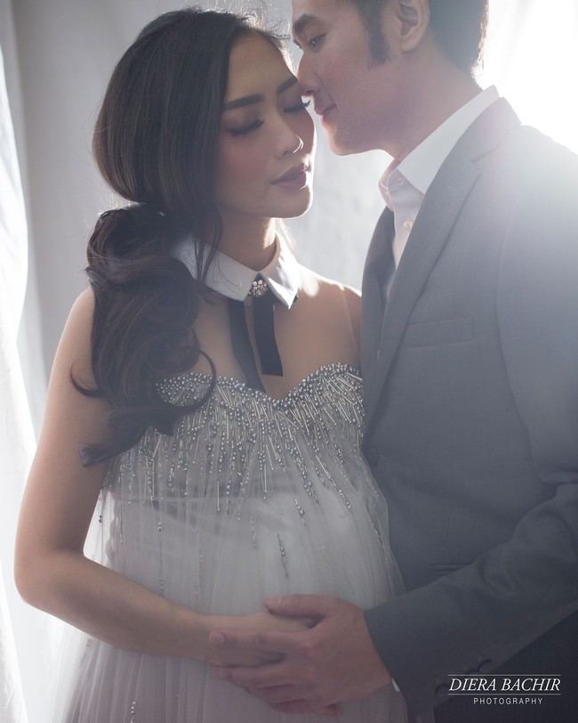 Untuk momen-momen tertentu, mereka sesekali mengabadikannya dalam sebuah pemotretan khusus. Seperti ketika Ririn sedang berbadan dua.   (Foto: Instagram/@dierabachir)