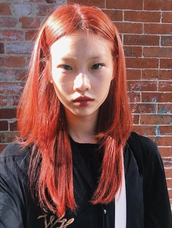 Model Korea Hoyeon Jung lebih mengutamakan kesehatan kulit daripada makeup. Jadi aku kembali ke hal basic seperti memakai pelembab dan selalu menggunakan pembersih wajah ketika mukaku memakai makeup. Tapi kalau tidak makeup aku hanya membersihkan wajah dengan air, tutur perempuan kelahiran 23 Juni 1994 ini. Ia juga mengaku kulitnya terkadang mengalami iritasi. Jika hal tersebut terjadi, ia mengobatinya dengan memakai masker lidah buaya untuk menenangkan kulit. Foto: Dok. Instagram