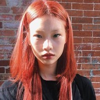 Model Korea Hoyeon Jung lebih mengutamakan kesehatan kulit daripada makeup. Jadi aku kembali ke hal basic seperti memakai pelembab dan selalu menggunakan pembersih wajah ketika mukaku memakai makeup. Tapi kalau tidak makeup aku hanya membersihkan wajah dengan air, tutur perempuan kelahiran 23 Juni 1994 ini. Ia juga mengaku kulitnya terkadang mengalami iritasi. Jika hal tersebut terjadi, ia mengobatinya dengan memakai masker lidah buaya untuk menenangkan kulit. Foto: Dok. Instagram