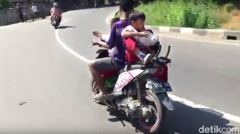 Astaga Anak SD Makan Nasi Bungkus Dibonceng Menghadap 