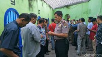 Napi di Lapas Kelas II A Kediri ditemukan tak bernyawa. Napi yang diketahui bernama Nova Surya (23) ini ditemukan tergantung di dalam sel. Diketahui, Nova merupakan warga Kelurahan Sukorame, Kecamatan Mojoroto, Kota Kediri. Dia merupakan napi yang dihukum karena kasus Perlindungan Perempuan dan Anak (PPA), UU 35 Tahun 2014 dan mendapat sanksi hukuman 5 tahun penjara. (Foto: Andhika Dwi/detikcom)