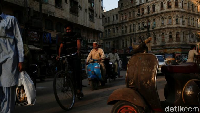 Selama dua dekade terakhir, tingkat kepemilikan motor di Pakistan melonjak tinggi. Motor dari China dan Jepang menguasai jalanan di mana sebagian besar penduduknya berusia di bawah 30 tahun. Namun tidak untuk para pecinta Vintage Vespa seperti Zubair Ahmad Nagra.