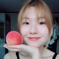 Jinkyung Kim yang dikenal sebagai model sekaligus pemain serial TV Andante ini bercerita bahwa sang ibu menyarankan untuk menggunakan produk yang cocok untuk bayi jika ingin menginginkan kulit kita seperti kulit bayi. Menurutnya ini kedengaran aneh, namun dirinya selalu memikirkan hal tersebut ketika kulitnya menunjukkan tanda-tanda stres. Ia mengakui semenjak terjun ke dunia modelling, kulitnya menjadi semakin sensitif. Maka dari itu ia lebih memilih menggunakan produk-produk natural. Yang paling penting adalah cleansing. Aku biasanya menggunakan pembersih bertekstur gel atau cair, dengan memakai jari telunjuk lalu dipijat ke seluruh bagian muka seperti pipi, dagu dan area sekitar mata,” ujar Kim. Foto: Dok. Instagram
