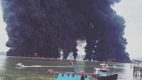 Kapal patroli PT Pertamina menemukan ceceran minyak yang cukup banyak. Kapal patroli Pertamina langsung melakukan isolasi dengan oilboom, namun tiba-tiba terbakar, kata VP Corporate Communication Pertamina Adiatma Sardjito lewat keterangan tertulisnya, Sabtu (31/3/2018) (Foto: Dok. Instagram @Iieebarbie/via REUTERS)