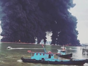 Asap Membubung, Minyak Tumpah Terbakar di Perairan Balikpapan