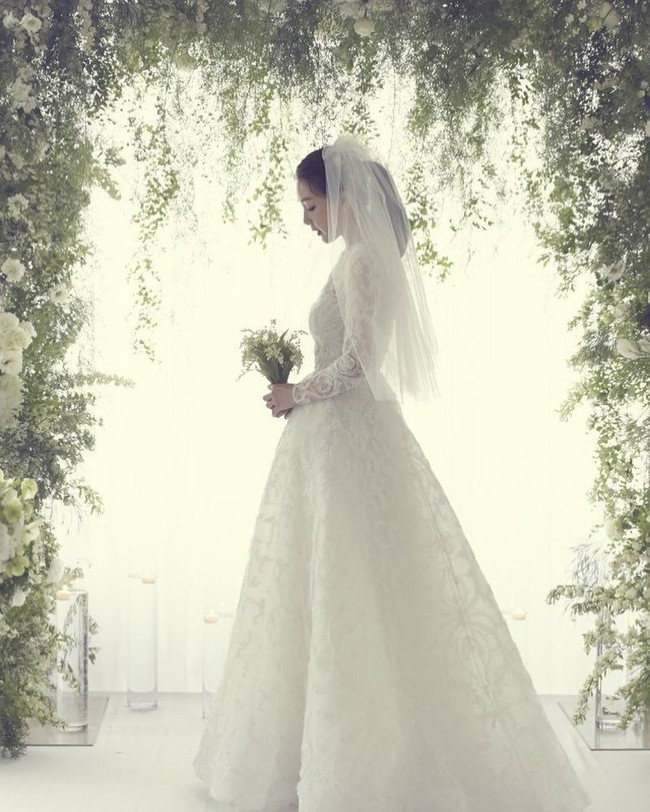 Berbalut gaun putih dari lace dan veil, penampilan Choi Ji Woo saat menikah tampak simpel namun tetap memiliki aura kemewahan. Tambahan veil menambah keanggunan sang pengantin yang sempat mengejutkan publik karena menikah secara tiba-tiba itu. Foto: Choi Ji Woo/dok. Instagram