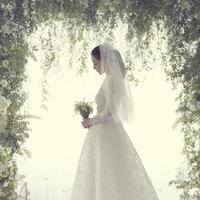 Berbalut gaun putih dari lace dan veil, penampilan Choi Ji Woo saat menikah tampak simpel namun tetap memiliki aura kemewahan. Tambahan veil menambah keanggunan sang pengantin yang sempat mengejutkan publik karena menikah secara tiba-tiba itu. Foto: Choi Ji Woo/dok. Instagram