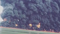 Asap tebal membubung dari kebakaran yang berasal dari ceceran minyak yang ditemukan kapal patroli PT Pertamina. (Foto: Dok. Instagram @Iieebarbie/via REUTERS)