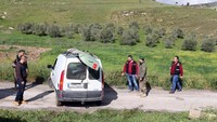 Tentara Lebanon dan anggota intelijen berdiri di dekat mobil yang membawa sisa-sisa drone mata-mata Israel yang jatuh di Desa Beit Yahoun, selatan Lebanon (Foto: REUTERS/ Hasan Shaaban)