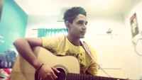 Dia senang bermusik juga ternyata. Bisa bermain gitar dan menyanyi. Mungkin nggak ya diajak kolaborasi sama Krisdayanti? Foto: Instagram Dillah Daesslow