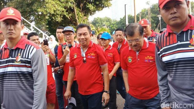 JK Lepas Gerak Jalan Alumni Universitas Hasanuddin di GBK