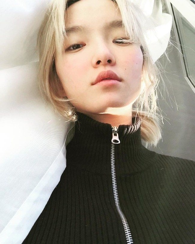 Ibuku selalu mengatakan untuk menggunakan sesedikit mungkin produk kecantikan. Ia hanya menggunakan krim pelembab dan tabir surya sebelum bepergian ujar Moon Kyu Lee. Selain itu bagi model 27 tahun itu, saat ia menemukan kandungan kimia yang kuat dalam produk skincare favoritnya, ia memutuskan untuk membuangnya. Aku lebih memilih kandungan natural dan menggunakan produk organik,” kata Lee.Foto: Dok. Instagram