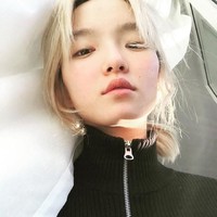 Ibuku selalu mengatakan untuk menggunakan sesedikit mungkin produk kecantikan. Ia hanya menggunakan krim pelembab dan tabir surya sebelum bepergian ujar Moon Kyu Lee. Selain itu bagi model 27 tahun itu, saat ia menemukan kandungan kimia yang kuat dalam produk skincare favoritnya, ia memutuskan untuk membuangnya. Aku lebih memilih kandungan natural dan menggunakan produk organik,” kata Lee.Foto: Dok. Instagram