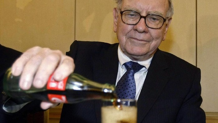 Warren Buffett, chairman and chief executive officer of Berkshire Hathaway Inc., plays bridge at an event on the sidelines the Berkshire Hathaway annual shareholders meeting in Omaha, Nebraska, U.S., on Sunday, May 7, 2017. Buffet said the health care bill approved by House Republicans this week with the support of President Donald Trump will aid the wealthiest Americans at the expense of everyone else and will likely drive up the budget deficit. Photographer: Daniel Acker/Bloomberg via Getty Images
