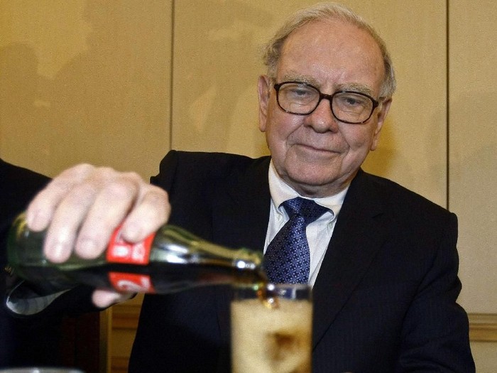 Warren Buffett, chairman and chief executive officer of Berkshire Hathaway Inc., plays bridge at an event on the sidelines the Berkshire Hathaway annual shareholders meeting in Omaha, Nebraska, U.S., on Sunday, May 7, 2017. Buffet said the health care bill approved by House Republicans this week with the support of President Donald Trump will aid the wealthiest Americans at the expense of everyone else and will likely drive up the budget deficit. Photographer: Daniel Acker/Bloomberg via Getty Images