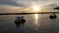 Kota Palangkaraya terkenal akan wisata air seperti susur sungai. Kini ada spot berburu sunset di Dermaga Kereng Bangkirai, Sabangau. (Pemprov Kalteng)