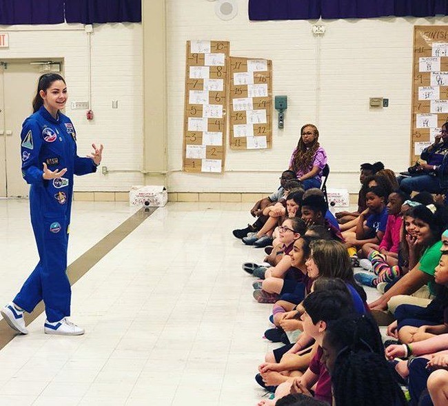 Remaja dengan nama panggilan Blueberry ini pun menjadi kandidat kuat untuk menjadi diterbangkan ke Mars. Biasanya NASA tidak menerima pendafaran astronaut untuk orang yang belum berusia 18. Namun NASA telah memastikan jika Alyssa punya kesempatan yang besar untuk sukses ketika waktunya tiba. Foto: Twitter Alyssa Carson