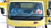 Truk kembali menjadi kendaraan pilihan Jokowi saat meresmikan pengoperasian jalan tol. Truk pasir berwarna kuning menjadi kendaraan tak biasa terakhir yang ditumpangi Jokowi saat meresmikan tol Ngawi-Kertosono pada 28 Maret 2018 kemarin. (Dok. Biro Pers Setpres)
