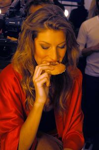Wah, Gisele Bundchen Bisa Melahap 10 Donat Mini Sekali Ngemil!