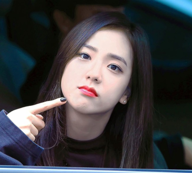 Bibir Jisoo Blackpink yang berbentuk hati ini membuat penampilannya terlihat gemas. Jisoo juga dikenal memiliki kepribadian 4D yakni istilah bagi orang yang memiliki kepribadian absurd atau tak terduga. Foto: Istimewa