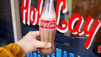 Sudah berdiri sekitar 50 tahun yang lalu, Depot Hok Lay yang ada di Jalan KH. Ahmad Dahlan ini terkenal dengan hidangan Chinese foodnya. Salah satu yang terkenal adalah minuman Fosco dalam botol Coca-cola. Foto: HeyTheresia