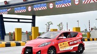 Setelah land rover dan bus, Jokowi memilih mobil listrik buatan ITS yang diberi nama Ezzy untuk menjadi tumpangannya saat peresmian tol di ruas Surabaya-Mojokerto. Mobil listrik ini menggunakan tenaga baterai sebesar 20 kWh dengan kemampuan jarak tempuh 130 km. (Biro Pers Setpres)