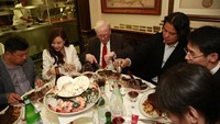 Seafood dan steak jadi pilihan menu makan malam Warren dalam sebuah acara jamuan makan malam, bersama para koleganya. Foto: Istimewa