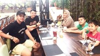 Ini dia keluarga Umay Shahab. Ibu, ayah, dan dua orang adik laki-lakinya sedang makan bersama Umay. Kelihatannya sih mereka sedang menunggu pesanan datang.  Foto: Instagram @umayshahab