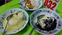Tak lengkap rasanya kalau ke Malang tak mencoba Pos Ketan Legenda yang ada di Jalan Kartini No. 6, Batu, Malang. Buka sejak tahun 1967, ada 12 varian rasa ketan yaitu ketan ayam pedas, ketan campur, ketan keju susu hingga ketan durian. Foto: malangsite.net