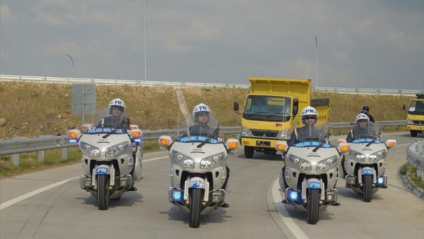 Truk RI 1 dikawal moge