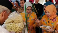 Melakukan kunjungan kerja TP PKK ke RPTRA Bahari di Gandaria, bersama Fery Farhati Nur Asia terlihat sedang mencicip asinan dengan mengenakan batik kuning.Foto: Instagram @nurasiauno