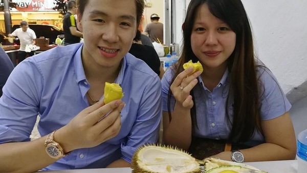 Intip Aksi Pebulutangkis Marcus Gideon Saat Makan Durian dan Sushi