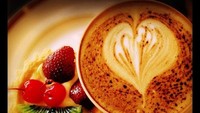  Wah, ternyata Umay suka ngopi dan kue pie manis. Secangkir espresso latte dipadu dengan satu buah pie bertopping strawberry, leci, dan kiwi.  Foto: Instagram @umayshahab