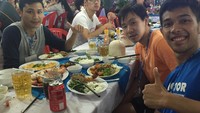 Disela waktu saat bertanding di Vietnam Open Grand Pix, Marcus dan teman temannya terlihat sangat senang menyantap hidangan seafood khas Vietnam.  Foto: Instagram @marcusfernaldig