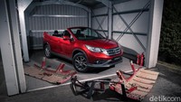Seperti terlihat di foto atas, mobil Honda CR-V itu tidak memiliki atap. Pilar B dan C mobil sudah dicopot, jadilah mobil dengan atap terbuka yang sudah mengurangi aspek keselamatan kendaraan, jadi tidak bisa dikendarai. Foto: Honda