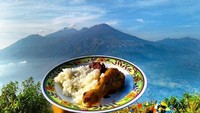 Yang ini paket komplit nih. Sepiring nasi putih, ayam goreng dan sambal disantap sambil memandangi puncak gunung. Foto : instagram @moh_sabilillah