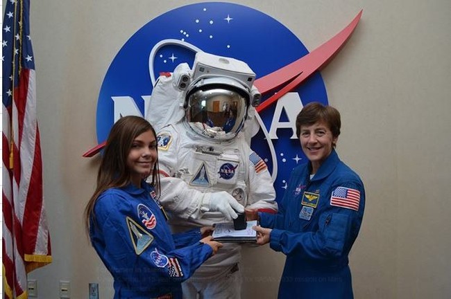 Belum terlalu banyak wanita yang tertarik sains, apalagi antariksa. Alyssa pun menjadi inspirasi bagi banyak perempuan muda untuk mengejar impian dan belajar sains lebih dalam. Foto: Twitter Alyssa Carson