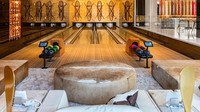 Ada ruang rekreasi yang memuat arena boling. Ada empat jalur yang bisa digunakan bermain boling. Foto: BAM Luxury Development.