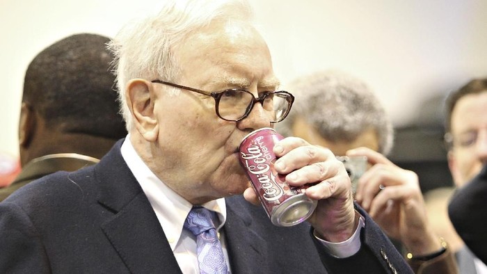 Warren Buffett, chairman and chief executive officer of Berkshire Hathaway Inc., plays bridge at an event on the sidelines the Berkshire Hathaway annual shareholders meeting in Omaha, Nebraska, U.S., on Sunday, May 7, 2017. Buffet said the health care bill approved by House Republicans this week with the support of President Donald Trump will aid the wealthiest Americans at the expense of everyone else and will likely drive up the budget deficit. Photographer: Daniel Acker/Bloomberg via Getty Images