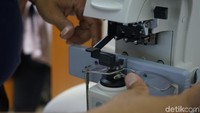 Disini terdapat kacamata dengan kualitas teratas dengan menghadirkan peralatan canggih Essilor dari Prancis dan Topcon dari Jepang.