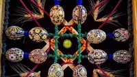 Motif dari Pysanka adalah ekspresi seni dari rakyat Ukraina. Motif-motif yang digambarkan adalah tema penciptaan berkaitan dengan mitos telur sebagai sumber kehidupan, matahari dan semesta. (_k_con/Instagram)