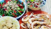 Saat di Sydney, keluarga Teguh makan siang enak nih. Mario Teguh memasak ikan trout goreng dan udang oven. Sementara Linna menyiapkan nasi jeruk, tumis kangkung dan cumi lada garam. Duh, lapar! Foto: Instagram linnateguh