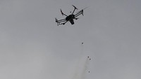 Warga Palestina di Gaza menggelar aksi protes untuk kembali ke tanah air mereka. Tentara Israel mengusir mereka salah satunya dengan drone gas air mata. (Foto: Dok. REUTERS/Mohammed Salem)